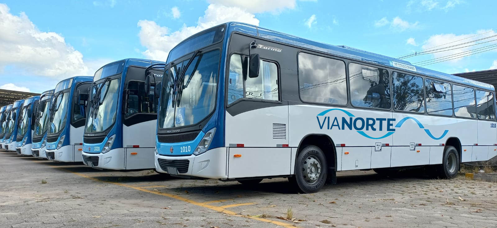 Imagem mostra alguns ônibus da Via Norte LTDA estacionado na garagem da empresa